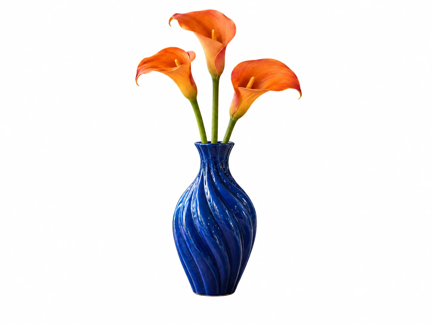 Blaue Vase mit orangefarbenen Blumen vor Weiß